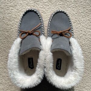Clarks White Faux-Fur Lined Slippers with Navy Logo